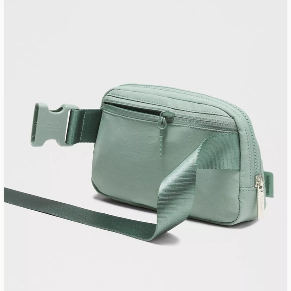 ⭐️NWT⭐️ Lululemon Everywhere Belt Bag 1L - Picture 3 of 5